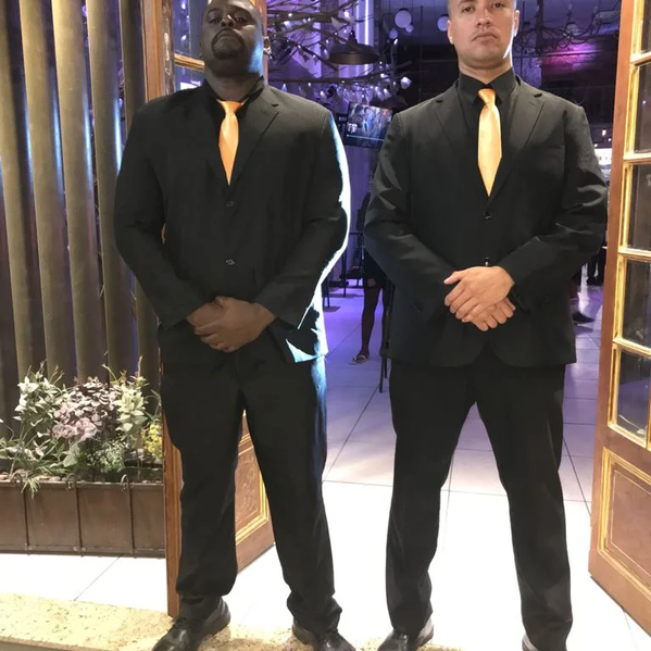 Seguranças BIG FORCE em traje social na recepção de um evento