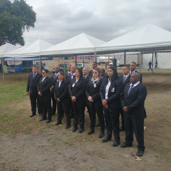 Equipe BIG FORCE uniformizada em cobertura de evento externo